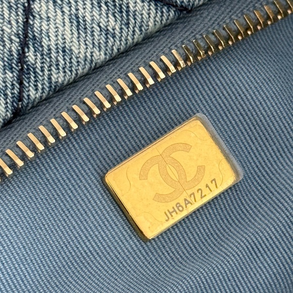 Chanel Washed Denim Bow Bag Zipper Tote Fall Winter 2025/2026 - Picture 11 of 15